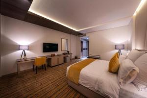 a hotel room with a large bed and a desk at فندق الراية الفندقية in Jazan +43 photos