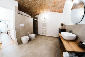 un bagno con due WC, un lavandino e uno specchio di Murorotto a Castello del Matese