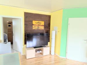 a living room with a flat screen tv at Ferienwohnung Eifeltraum in Masburg