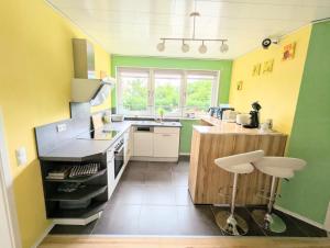 a small kitchen with green and yellow walls at Ferienwohnung Eifeltraum in Masburg