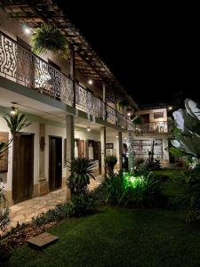 a house with a courtyard at night at Pousada das Artes in Tiradentes