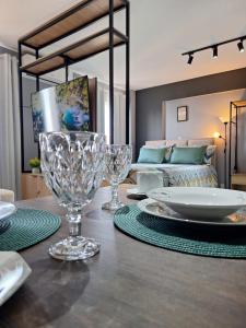 a table with glasses and plates on top of it at Studio Elegante - Completo - AC - Garagem in Rondonópolis