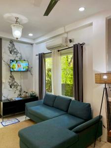 ein Wohnzimmer mit einer blauen Couch und einem Fenster in der Unterkunft Siargao Residency - Generator & Starlink in General Luna