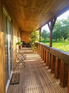 un portico di una casa con un ponte di legno di Le Chalet de Moissac a Moissac