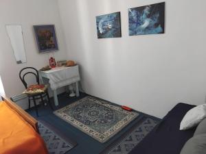 a room with a bed and a table with a rug at Beko i Dada in Olib