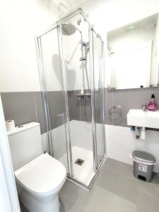 ein Badezimmer mit Dusche, Toilette und Waschbecken in der Unterkunft Nbm in Puerto de Gandía