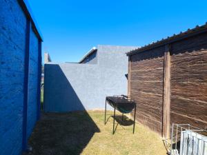 a chair sitting in a yard next to a building at Refugio del Horizonte Colonia in Colonia del Sacramento