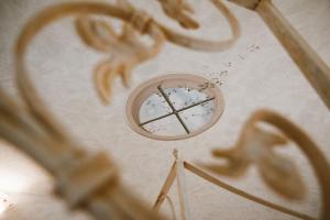 a mirror on the ceiling of a room with a window at Loft Raffaello 22 in Urbino