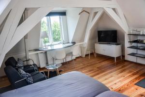 a bedroom with a bed and a tv in a room at Hotel Nieuwe Markt in Deventer