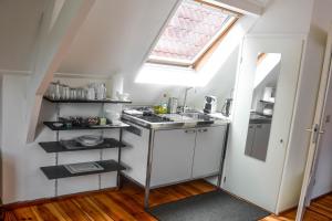 a small kitchen with a sink and a window at Hotel Nieuwe Markt in Deventer