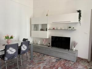 a living room with a television and two chairs at Le Regioni Del Cuore in Vieste