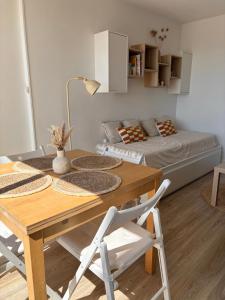 a dining room with a table and a bed at À 1min à pied de la mer, studio lumineux & cosy in Carnon-Plage