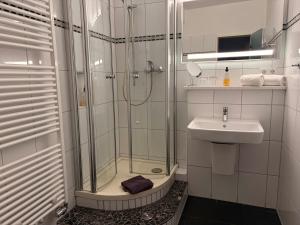 ein Badezimmer mit Dusche und Waschbecken in der Unterkunft Hotel Feldmann in Münster + 48 Fotos