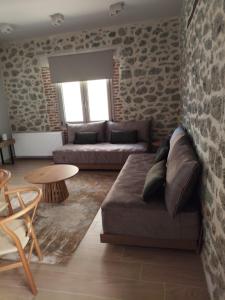 a living room with a couch and a table at Meteora Kalimera 1 in Kalabaka