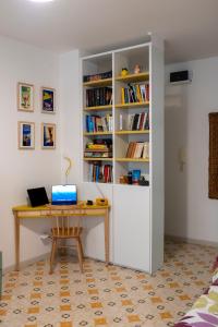 a room with a desk with a laptop on it at Appartamento l'Isola D'Oro in Grado