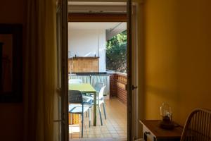 a door leading into a kitchen with a table and chairs at Appartamento l'Isola D'Oro in Grado