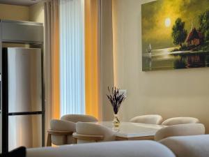 a room with a table and chairs and a painting at Villa Kalo in Blerimas