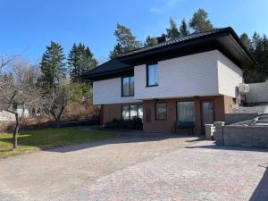 a house with a driveway in front of it at Fully equipped guest apartment with parking in Upplands-Väsby