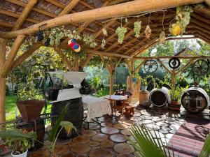 a patio with a wooden pergola with a table and chairs at Pensiunea Beciul Vechi in Mileştii Mici