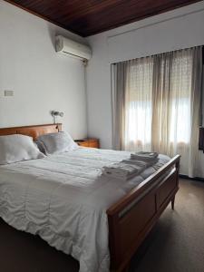 a bedroom with a large bed and a window at Hotel Guamini in Guaminí