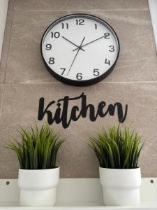 a black and white clock on a wall with the word kitchen at Las Casas de Lola in Candeleda +96 photos