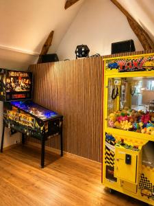 a games room with a pinball machine and a pinball at Camping de la Baie-Baie de Somme-Sites et Paysages in Pendé