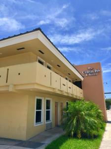 a building with a sign that reads courts inn and suites at Curtis Inn & Suites in Hollywood