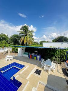 a patio with a pool and a table and chairs at Casa con PISCINA PRIVADA Cielito in Flandes