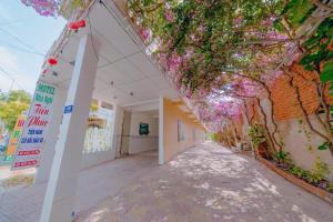 an alley with flowers on the side of a building at Motel Tiến Phúc in Long Hai