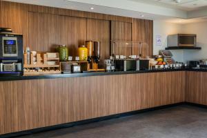 a kitchen with a counter and aasteryasteryasteryasteryasteryasteryasteryasteryastery at City Express by Marriott Tepic in Tepic