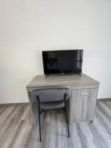a desk with a television on top of it at Alojamiento confort in Vigo +25 photos