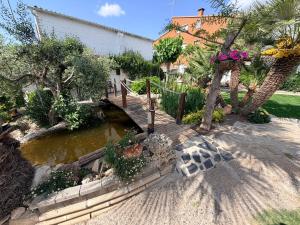 a garden with a wooden walkway next to a house at Chalet Can Bola in Arbeca