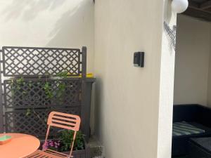 a pink chair sitting next to a wall with a table at Suite Master in Brest