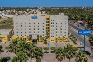 an overhead view of a large white building with palm trees at City Express by Marriott Los Mochis in Los Mochis