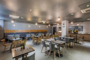 a restaurant with tables and chairs and a bar at City Express by Marriott Ciudad de México EBC Reforma in Mexico City