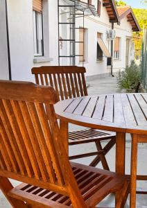 a wooden table and chairs next to a wooden table and bench at Casa Kokoro in Staranzano