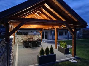 a patio with a wooden pergola at Na Jurze in Mirów