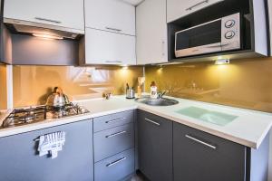 a kitchen with a sink and a microwave at Na Jurze in Mirów