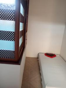 a small room with a bed next to a window at Apartamento independiente, fresco y cómodo in Acacías