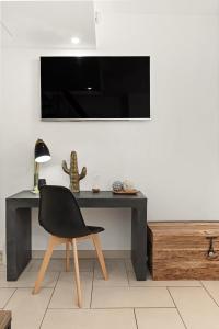 a black chair sitting in front of a desk at 10 Rue de la Rampe in Cannes