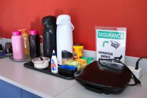 a counter top with a tray of items on it at Acqua Flats Jaguariúna in Jaguariúna
