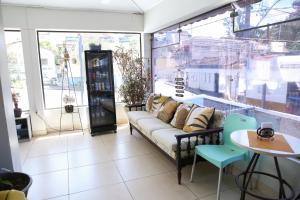 a living room with a couch and a table at Acqua Flats Jaguariúna in Jaguariúna