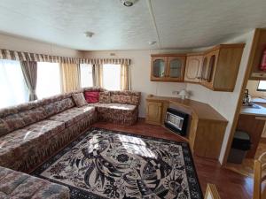 a living room with a couch and a rug at Nad Łabędzim Stawem in Dratów