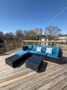 ein blaues Sofa auf einem Holzdeck in der Unterkunft Check Inn in Toronto