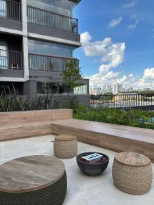 a patio with two tables and two stools on a building at 07 La Limeña Estúdio completo perto do consulado in São Paulo