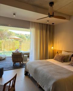 ein Schlafzimmer mit einem großen Bett und einer Terrasse in der Unterkunft Casa C Hôtel & Spa in Propriano + 100 Fotos