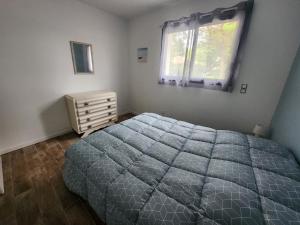 a bedroom with a large bed and a window at Maison centre-ville , pisicne in Mimizan