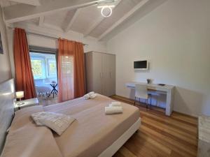 a bedroom with a bed and a desk in it at Villa Lucy Eco Friendly in Fontane Bianche +49 photos