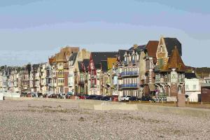 a row of houses on the shore of a beach at L'escale in Mers-les-Bains