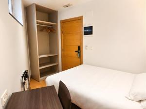 Llit o llits en una habitació de Hotel Elizalde
